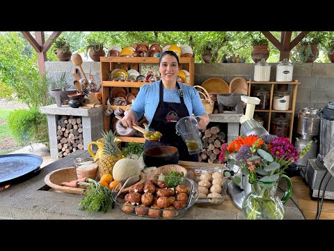 ALBÓNDIGAS DE POLLO RELLENAS DE QUESO EN CHILE VERDE, ARROZ, Y AGUA FRESCA!!