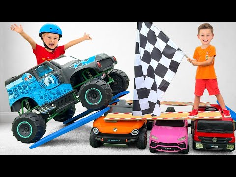 Crianças brincam com carrinhos e visitam o show do Monster Jam