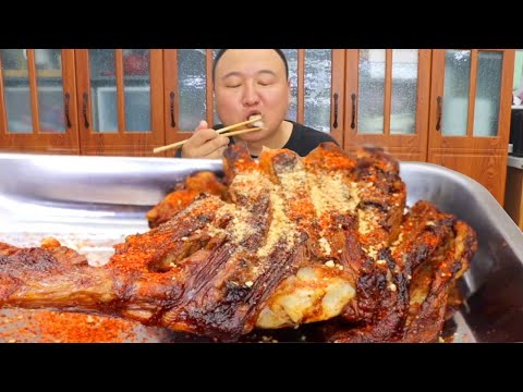🔥【烤羊腿真香警告】 巨型烤羊腿！外皮焦脆肉汁喷发！阿强手抖一撒烧烤料，香迷糊了！