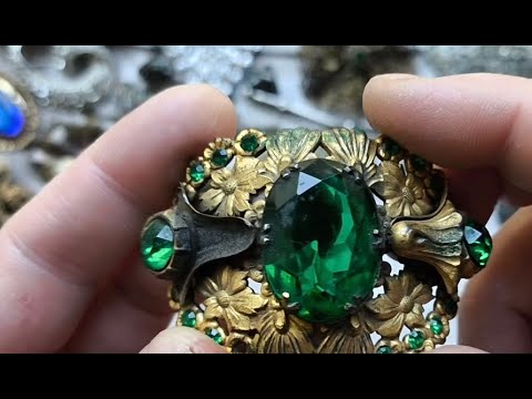 370. Новая распаковка очень старых украшений.