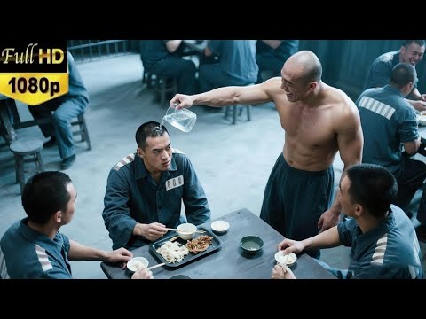 The prison bully provoked the young man, but unexpectedly he turned out to be a Kung Fu master!