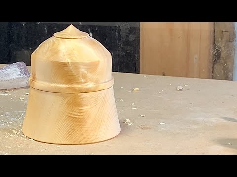 Richard Raffan turns a suction-fit box for 4-Ways #8.