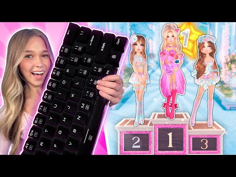 Using The WORLDS LARGEST KEYBOARD in Dress To Impress