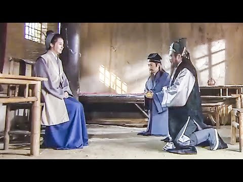 Did Judge Bao kneel down upon seeing the beggar woman?