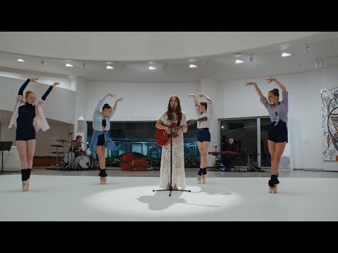 Laufey - Silver Lining (Live from Guggenheim New York)