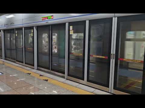 인천1호선 부평시장역 검단호수공원행 진입(지금은 볼 수 없는 백열등 전조등과 도색 뜯어진 출입문)