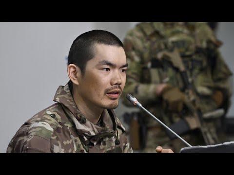 【 乌军方发布会 】中国俘虏自述：误信抖音入俄军，一枪未发即沦俘虏｜新闻特写20250415