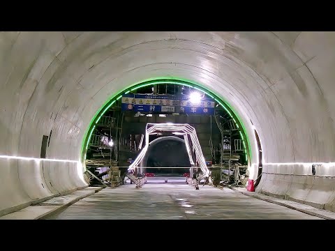 新疆：天山胜利隧道今日贯通 穿越天山用时将缩短至约20分钟 助力南北疆畅通 打造新疆发展新动脉