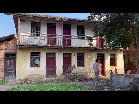 The husband bought a dilapidated house that had been abandoned for 30 years and renovated it