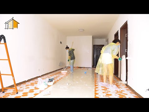 Ignoring the objections of the family, the girl went to the city to renovate the old apartment