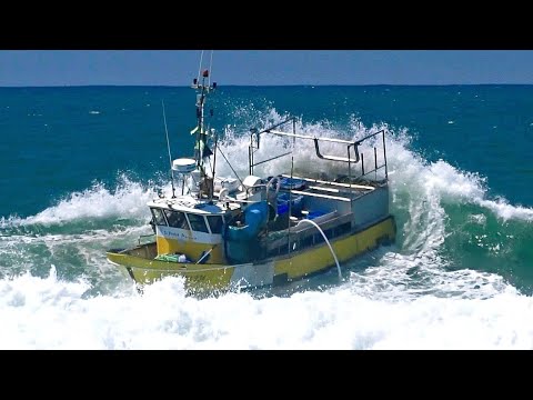 📛 ATTENTION UN BATEAU DE PÊCHE PRIS DANS DES DÉFERLANTES À CAPBRETON. ‎BIGWAVES🌊😨. @Alex.rolland