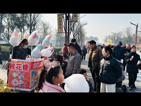 中國商丘大市集：街頭牛排好吃又便宜，大串烤魷魚一次吃個飽，有趣又好吃的攪攪糖，人頭攢動烏央烏央逛大集，中國特色廟會，醬香餅味道一級棒，有趣又好看的捏面人