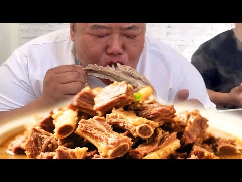 In order to entertain his friends, Monkey Brother stewed a plate of lamb chops!