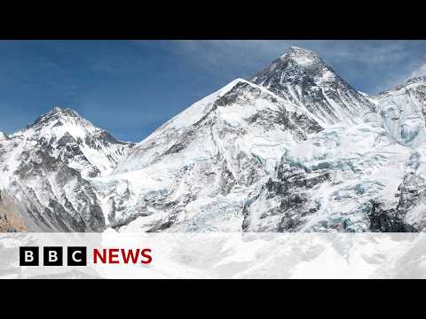 Mount Everest rescuers battle heavy snow with hundreds still stranded | BBC News