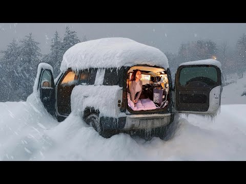 Trapped in a heavy snowfall while car camping / one crazy night / ASMR