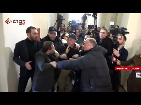 Քաշքշուկ ԱԺ-ում. ՊՊԾ աշխատակիցները հեռացրին «Ժողովուրդ»-ի լրագրողներին, որոնք անցագրով էին ներսում