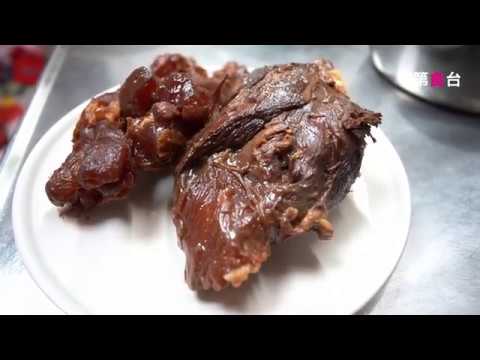 「辣炒牛三寶」前傳之「麻辣滷牛腱及牛筋」！滷牛腱和牛筋，除了是和辣炒或是涼拌之外，直接切薄片沾滷汁加辣油也十分美味，當零嘴吃也是非常好吃！學會了製作滷汁，下次滷牛腱就可以以老滷汁當作醃料，也可滷豆干。