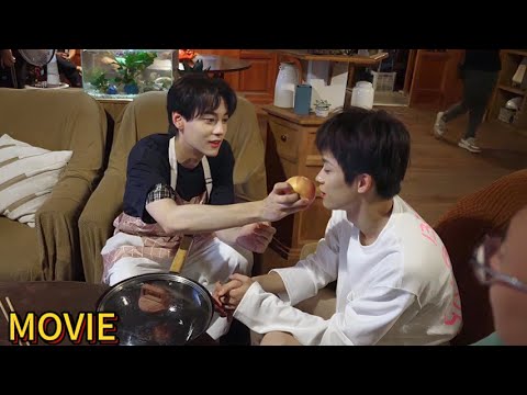 談戀愛不是秘密了吧?池騁邊走戲邊餵大寶,這曖昧度要衝出鏡頭了🔥😳 😳🔥 #bl #逆爱#RevengedLove #love #movie