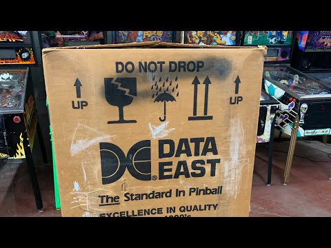 Unboxing brand new 25 year old Jurassic Park pinball machine