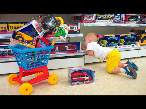 Der kleine Chris tut so, als würde er mit Spielzeug spielen - beste Videos mit kleinem Bruder