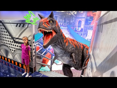 Dinosauri Kwenye Kituo cha Michezo! Jifunze Majina ya Dino na Ukweli wa Ajabu