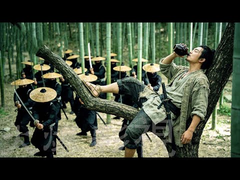 功夫電影！醉酒小子竟是隱藏高手，一套醉拳把惡霸打到滿地找牙