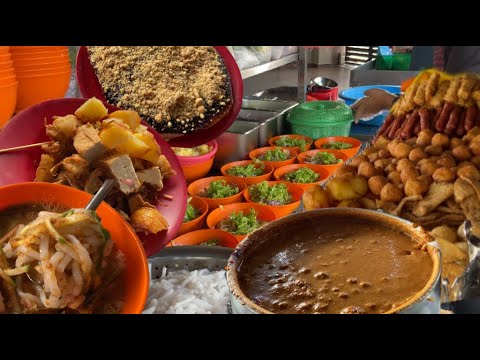 大山脚汝鲁（Juru)一家深受三大种族的Lakas 虾煎店，至今二十多年，还没开店就有顾客在等候，十四块钱吃我撑，酥脆的虾煎蘸上满满的花生酱，再配上酸酸辣辣的叻沙绝了……