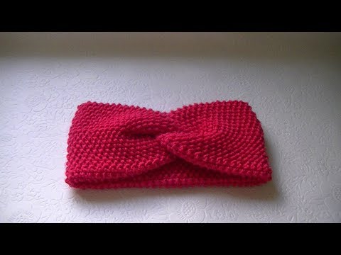 Knitting a headband with knitting needles.