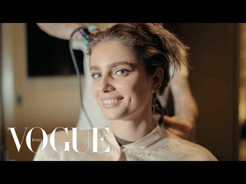 Taylor Hill Gets Ready for the Etro Show alla Milan Fashion Week | Vogue Italia