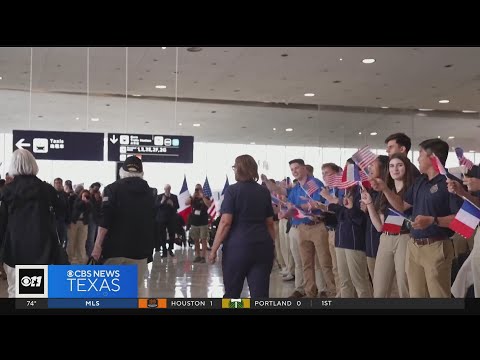 World War II veterans receive hero's welcome in France