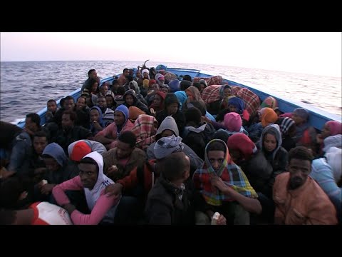 On a traversé la mer avec les migrants sur un vieux rafiot