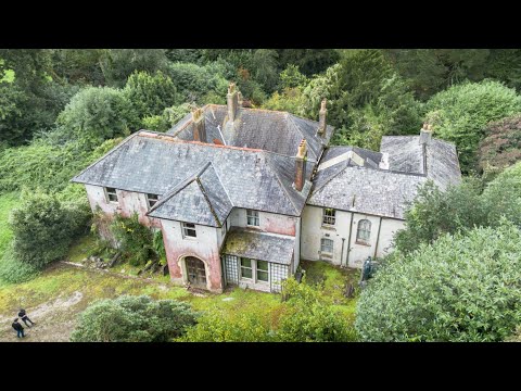 We Found UNBELIEVABLE Antiques at this Abandoned Mansion