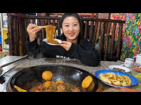 【寻尝姐妹】在哈尔滨吃东北铁锅炖，柴火炖排骨，店里还没顾客老板说快满了