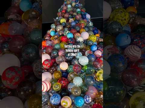 It’s TIIIIIMME! ⏰🎊❄️☃️ Officially in the holiday spirit at CMoG #holidayspirit #glassart #cmog