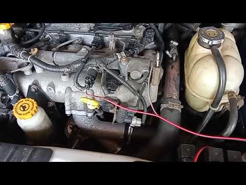 Проверка давления топлива тестером.