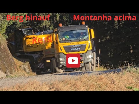 Transport eines Baggers auf einer unglaublichen Bergstraße ( Uma estrada incrível montanha acima )