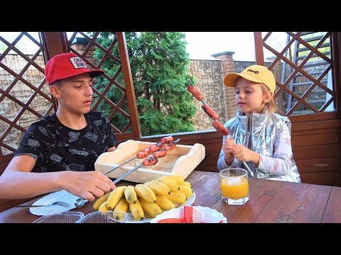 Жарим сосиски на костре Ловим рыбку и прыгаем на батуте Наш вечер после рабочего дня ВЛОГ