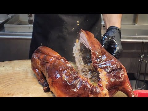 陳皮燒鵝 香港美食 #茶餐廳，熱辣辣#燒乳豬 皮脆肉嫩油花香，妙齡#燒鵝 八年#陳皮 ，#肥美焦糖#腩仔#叉燒 肥美#油鷄 #探店 #太極師傅 #燒臘 香港燒鵝排名  #grok3 #deepseek