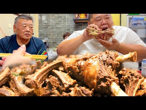 Monkey Brother stewed lamb legs and lamb chops in a pressure cooker and ate them directly with wine!