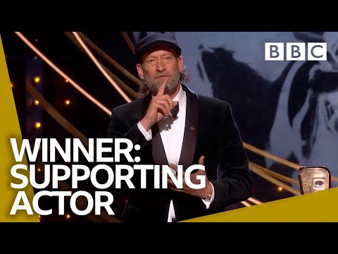Troy Kotsur makes history as first deaf male actor to win a BAFTA | BAFTA Film Awards 2022 - BBC