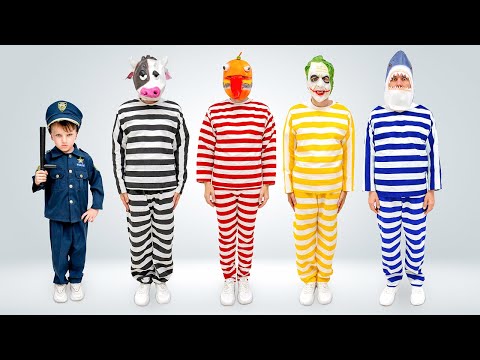 Fünf Kinder spielen so, als würden sie Polizei spielen