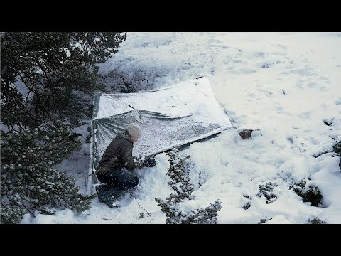 Surviving a Snowstorm In Freezing Winter - Bushcraft Adventure