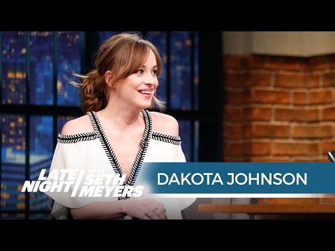 Dakota Johnson's Wardrobe Malfunction at the People's Choice Awards - Late Night with Seth Meyers