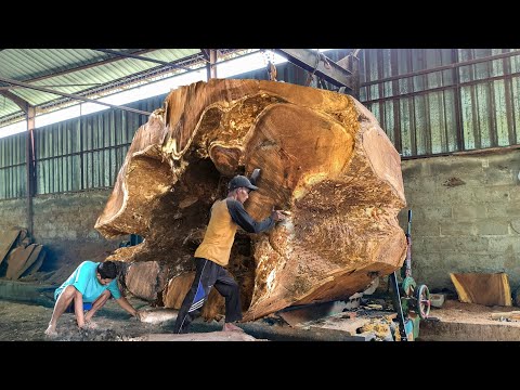 Unexpected things while sawing monster logs!! at the big sawmill