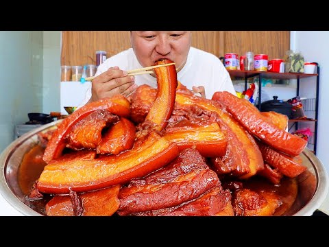 A Qiang used 10 kg pork belly to make "Bazi meat", spicy and tasty, fat but not greasy