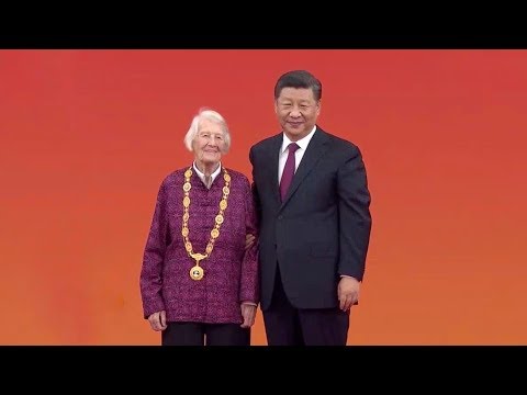 President Xi presents medals to the awardees