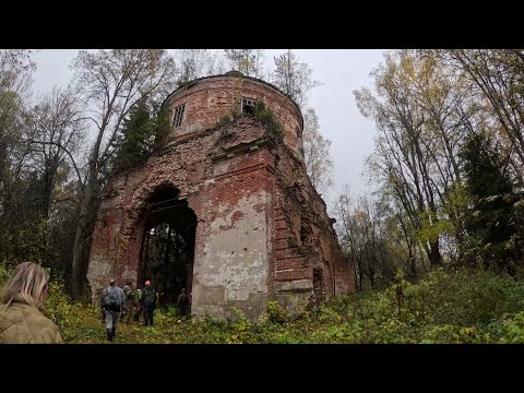 Разрушенный храм в лесу и руины шара.