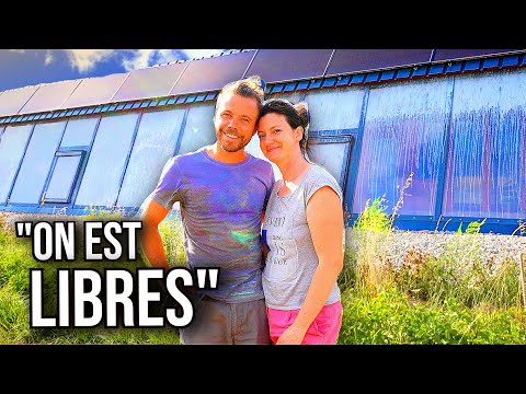 They live without bills thanks to this incredible house! (Earthship) - The Young Farmer