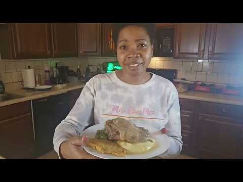 Smothered turkey thighs w/ mashed potatoes & gravy & fresh green beans