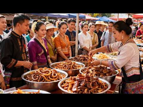 中国与缅甸边境大市场，西双版纳街头美食，鲜活的竹虫与蜂蛹多人抢购，油炸昆虫焦香酥脆，傣族风味炸猪皮，傣味舂鸡脚，越南小卷粉，油炝猪血管，泰国巴拉达，扣肉与猪肘，香茅草烤鱼等等，各种傣族美食一定不要错过